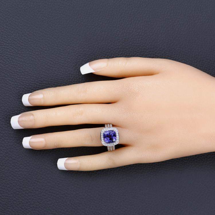مملوكة مسبقًا 5.11 cts Tanzanite and Diamond 14K White Gold Halo Ring US Size 7