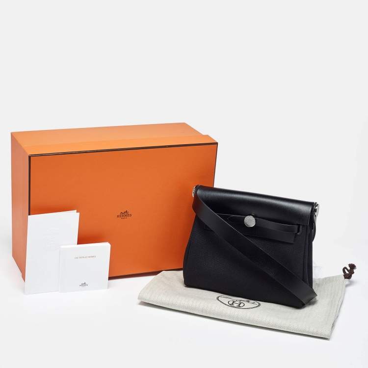 Pre Owned Hermes Herbag Zip 20 Noir Militaire Toile and Vache Hunter Shoulder Bag