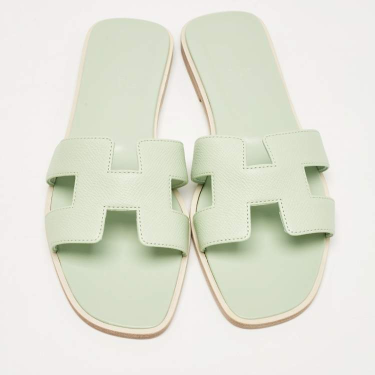 مملوكة مسبقًا Hermes Green Leather Oran Flat Slides Size 38