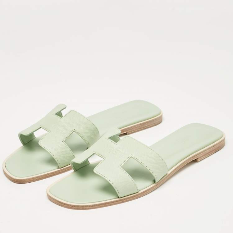 مملوكة مسبقًا Hermes Green Leather Oran Flat Slides Size 38
