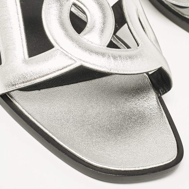 Pre Owned Hermes Silver Leather Omaha Flat Slides Size 39