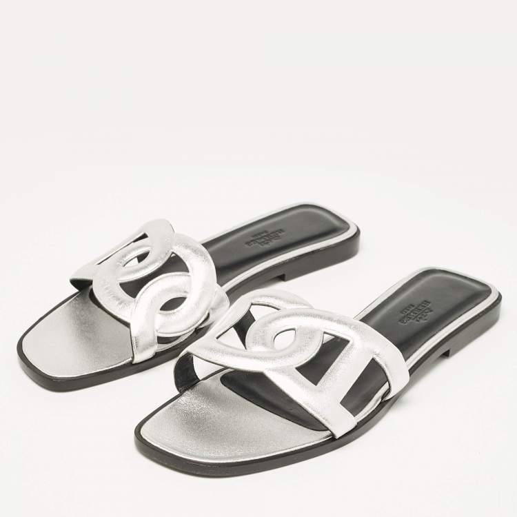 Pre Owned Hermes Silver Leather Omaha Flat Slides Size 39
