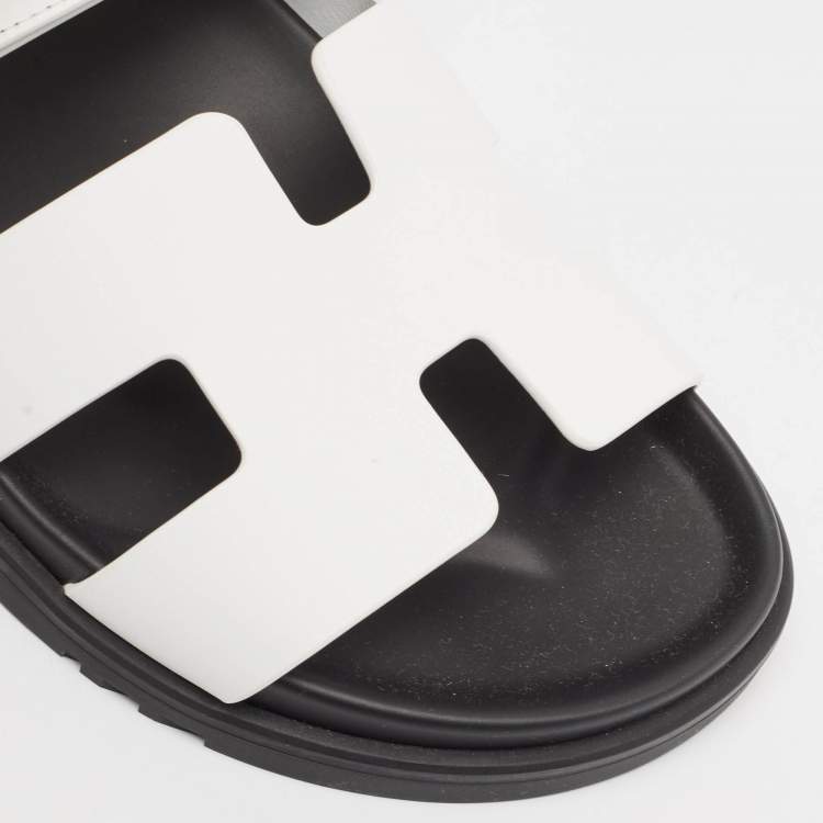 مملوكة مسبقًا Hermes White Leather Chypre Flat Sandals Size 40.5