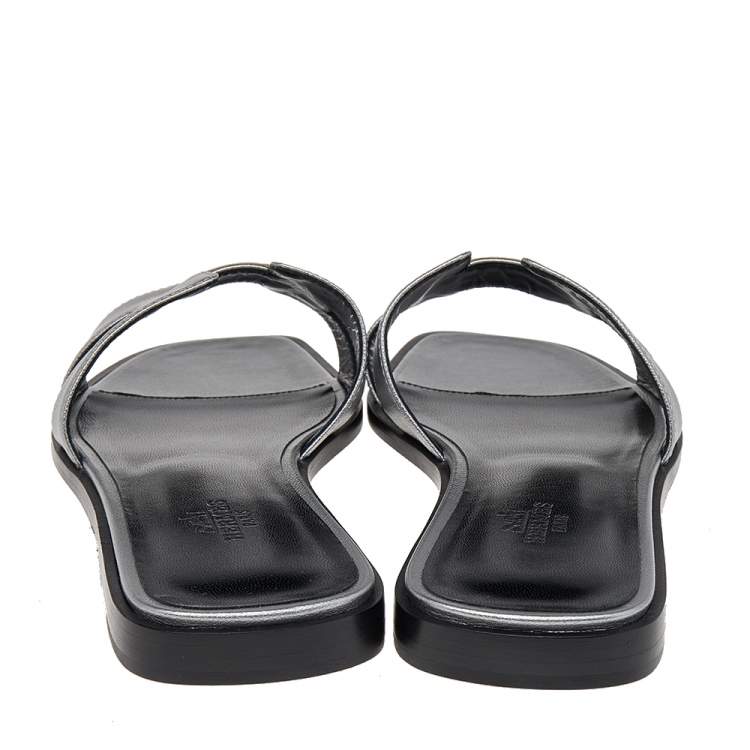 Pre Owned Hermes Metallic Silver Leather Oran Flat Sandals Size 38