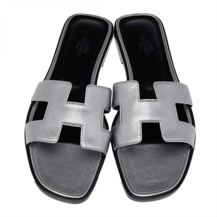 Pre Owned Hermes Metallic Silver Leather Oran Flat Sandals Size 38