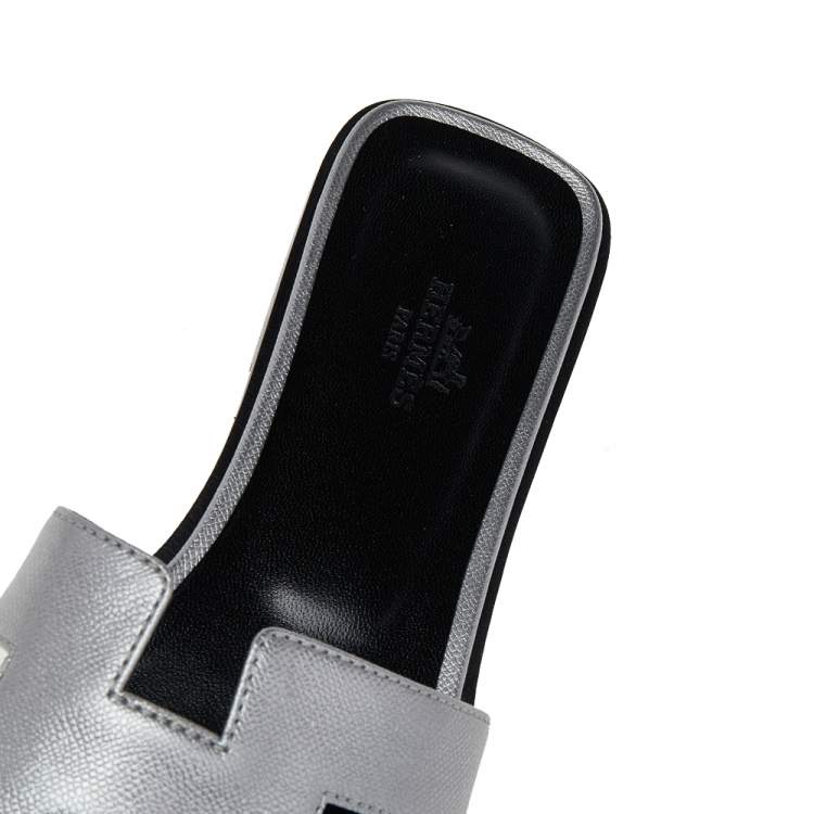 Pre Owned Hermes Metallic Silver Leather Oran Flat Sandals Size 38