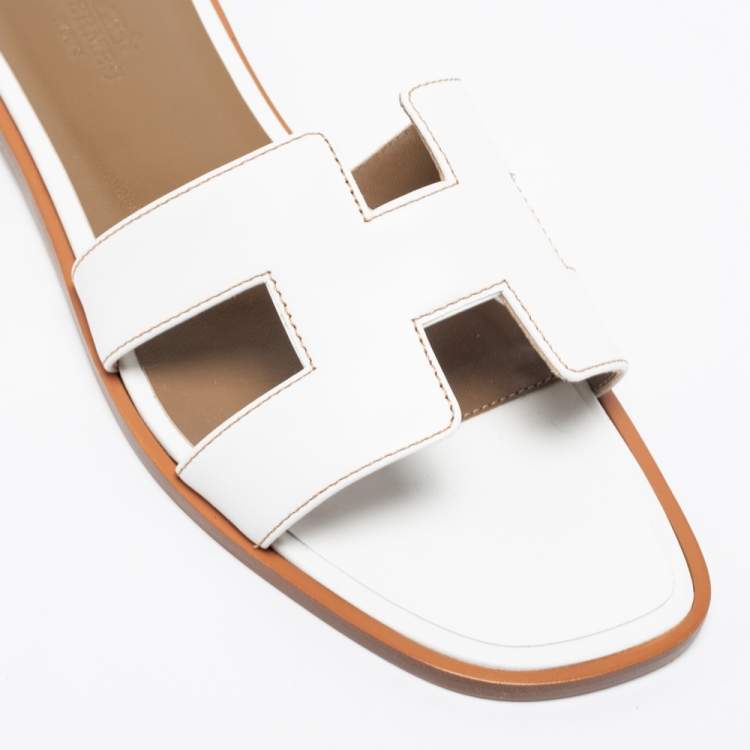 مملوكة مسبقًا Hermes White Leather Oran Flats Sandals Size 38