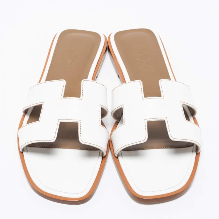 مملوكة مسبقًا Hermes White Leather Oran Flats Sandals Size 38