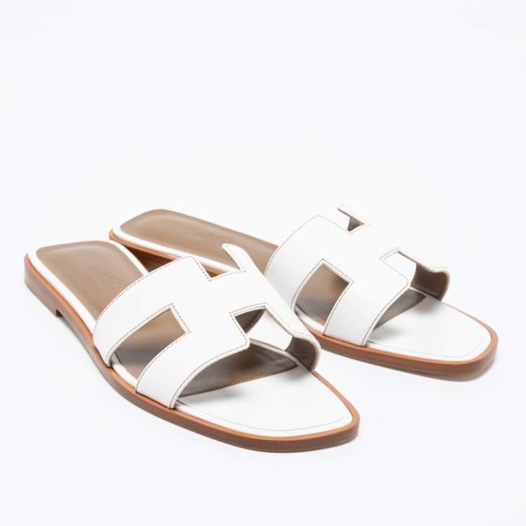 مملوكة مسبقًا Hermes White Leather Oran Flats Sandals Size 38