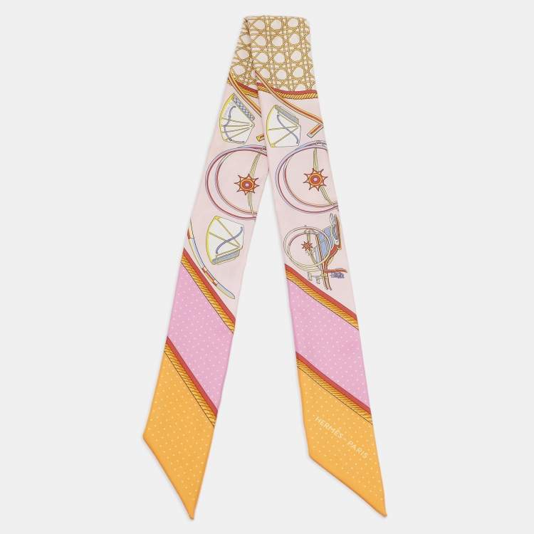 مملوكة مسبقًا Hermès Rose/Orange Les Voitures a Transformation Silk Twilly