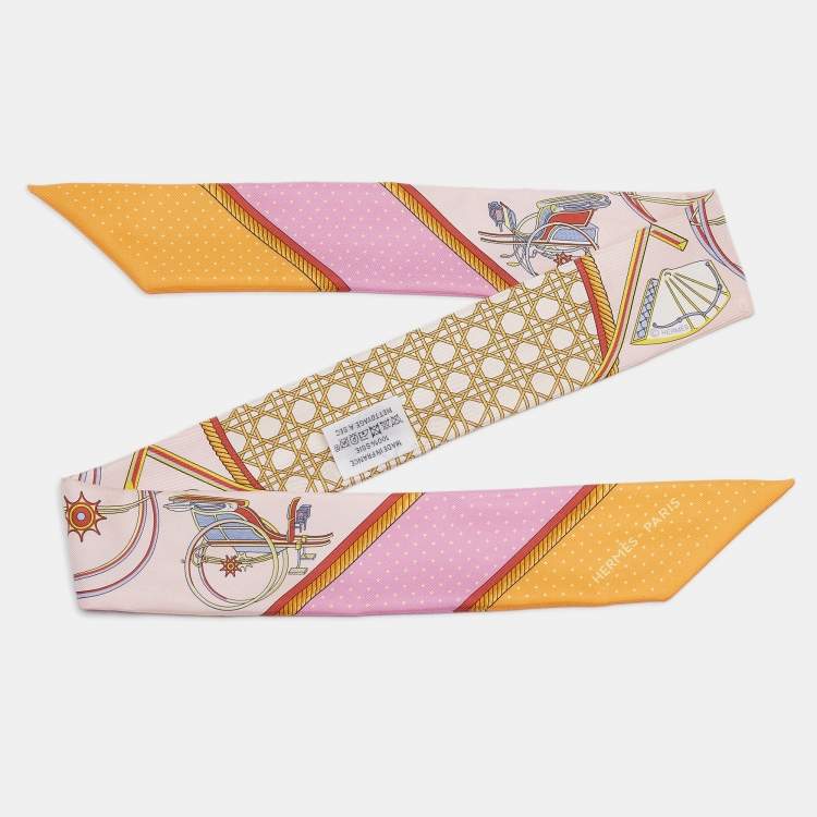 مملوكة مسبقًا Hermès Rose/Orange Les Voitures a Transformation Silk Twilly