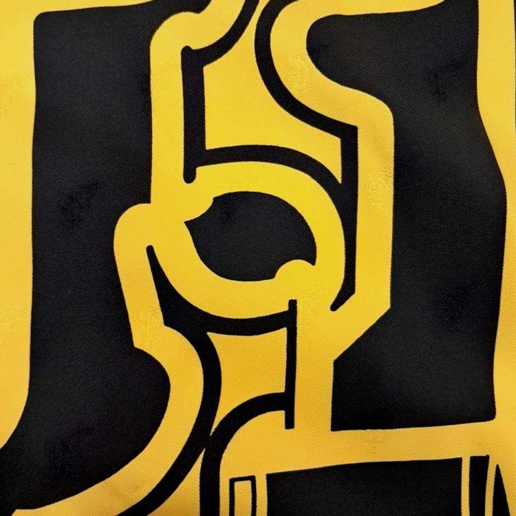 مملوكة مسبقًا Hermes Black Yellow Silk Scarf