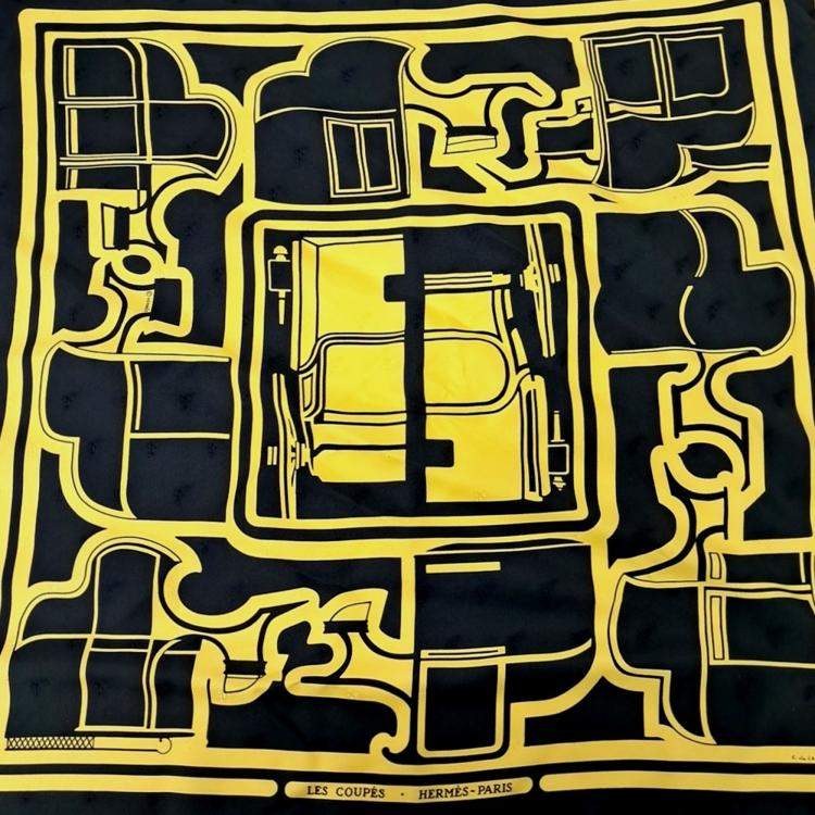 مملوكة مسبقًا Hermes Black Yellow Silk Scarf