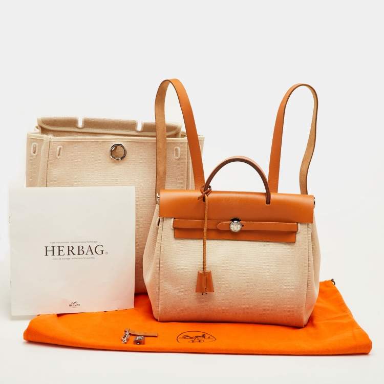 Pre Owned حقيبة ظهر هيرميس 2 في 1 هيرباج من قماش تويلي كريمي/طبيعي وجلد فاشي