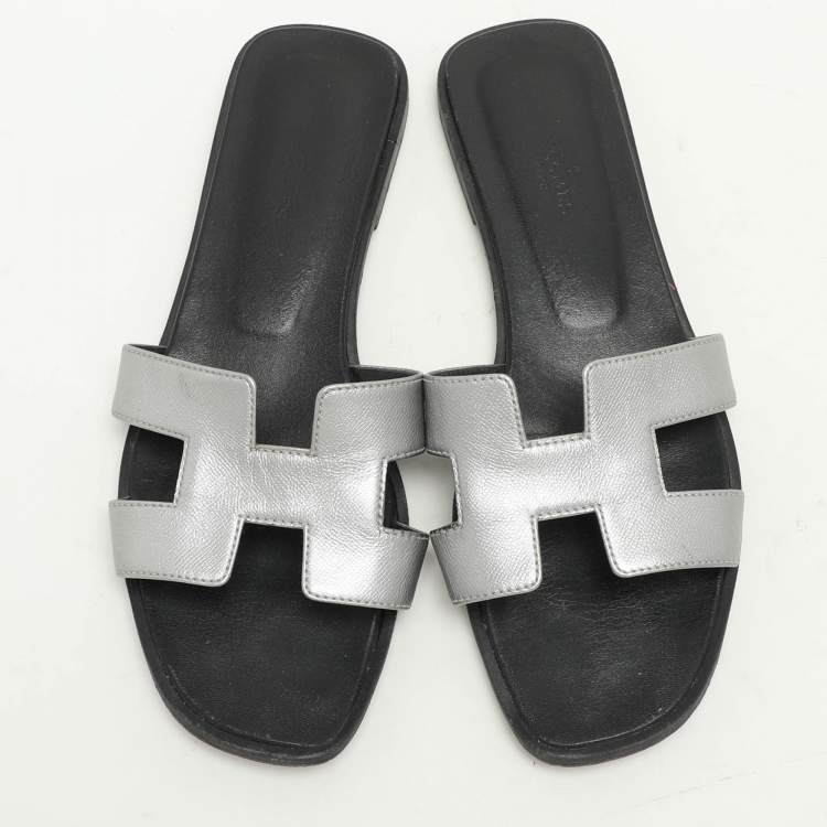 Pre Owned Hermes Silver Leather Oran Flat Slides Size 38.5
