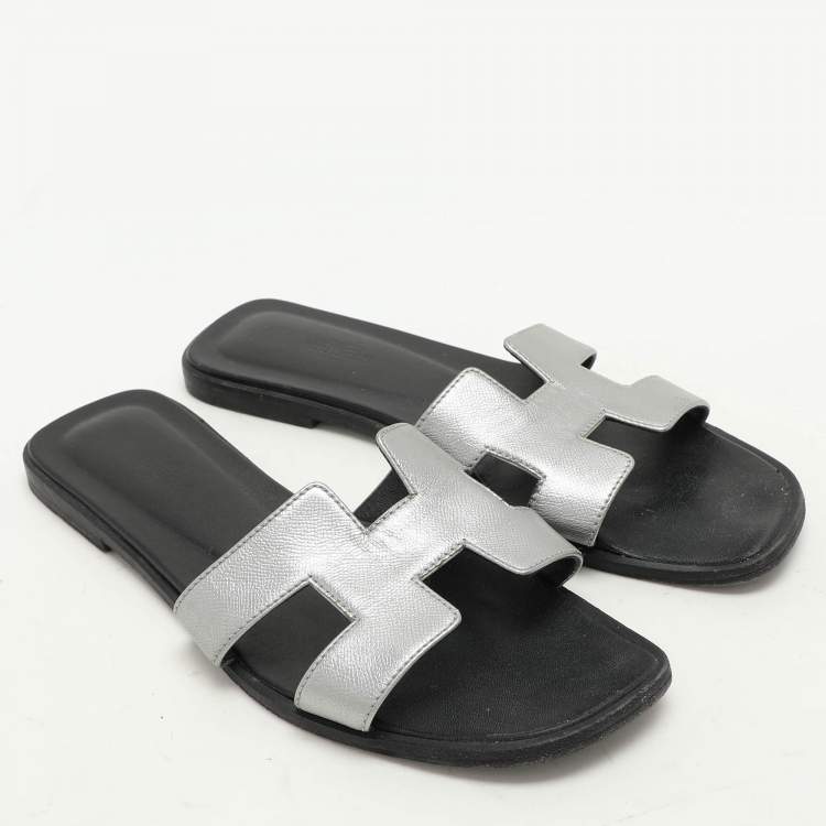 Pre Owned Hermes Silver Leather Oran Flat Slides Size 38.5