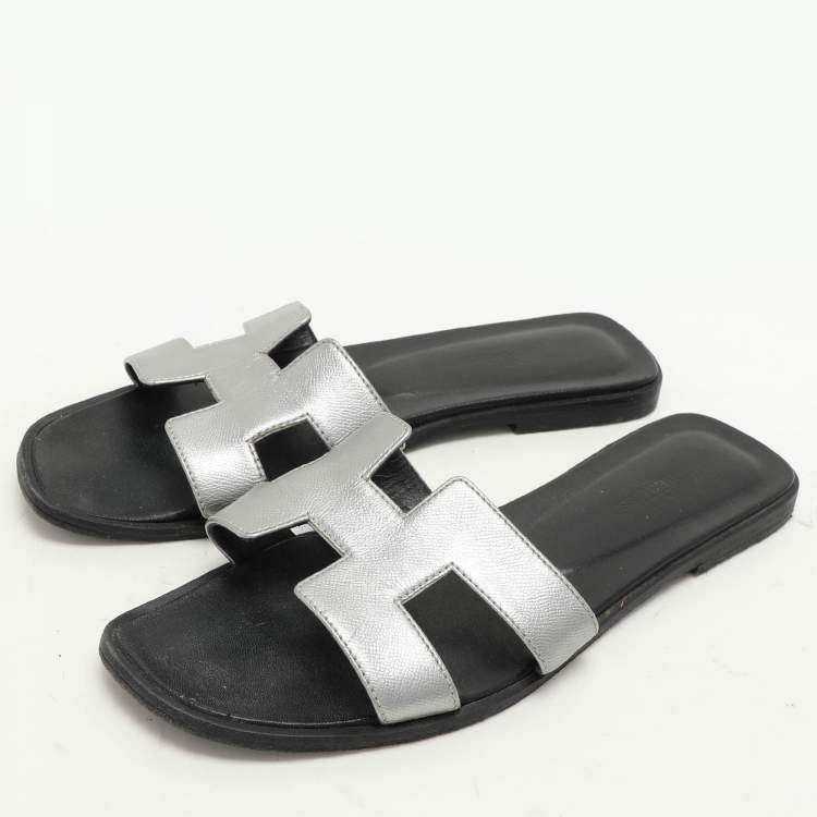 Pre Owned Hermes Silver Leather Oran Flat Slides Size 38.5