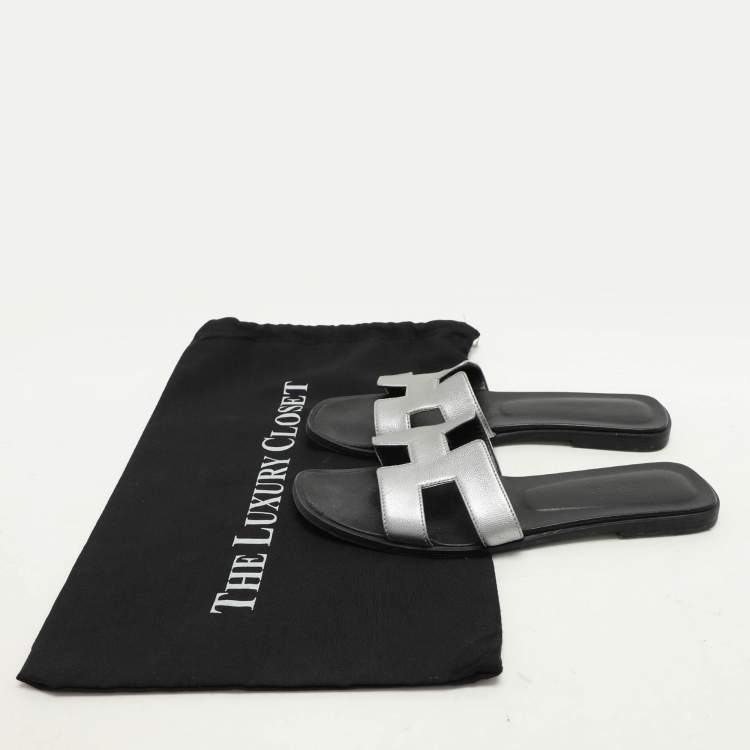 Pre Owned Hermes Silver Leather Oran Flat Slides Size 38.5