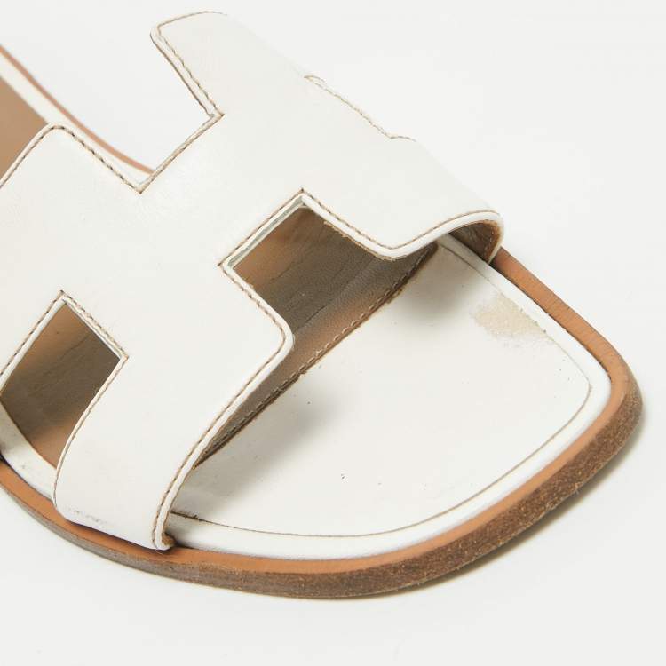 Pre Owned Hermes White Leather Oran Flat Slides Size 35.5