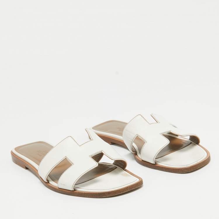 Pre Owned Hermes White Leather Oran Flat Slides Size 35.5