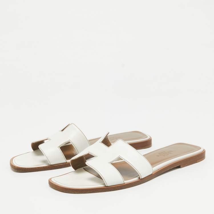 Pre Owned Hermes White Leather Oran Flat Slides Size 35.5