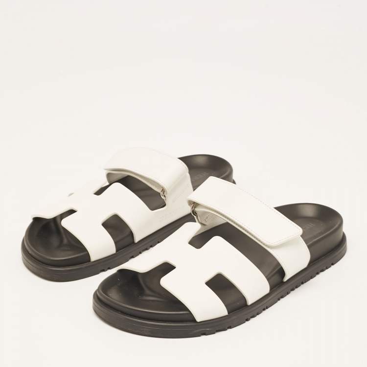 مملوكة مسبقًا Hermes White Leather Chypre Sandals Size 35