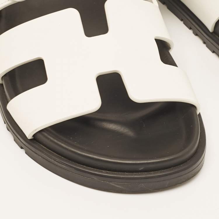 مملوكة مسبقًا Hermes White Leather Chypre Sandals Size 35