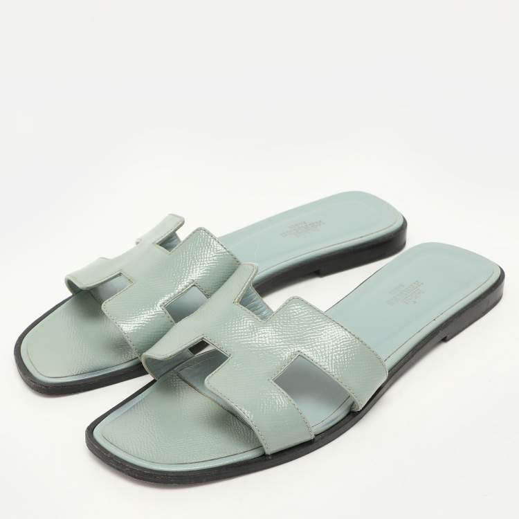 Pre Owned Hermes Grey Patent Leather Oran Flat Slides Size 39