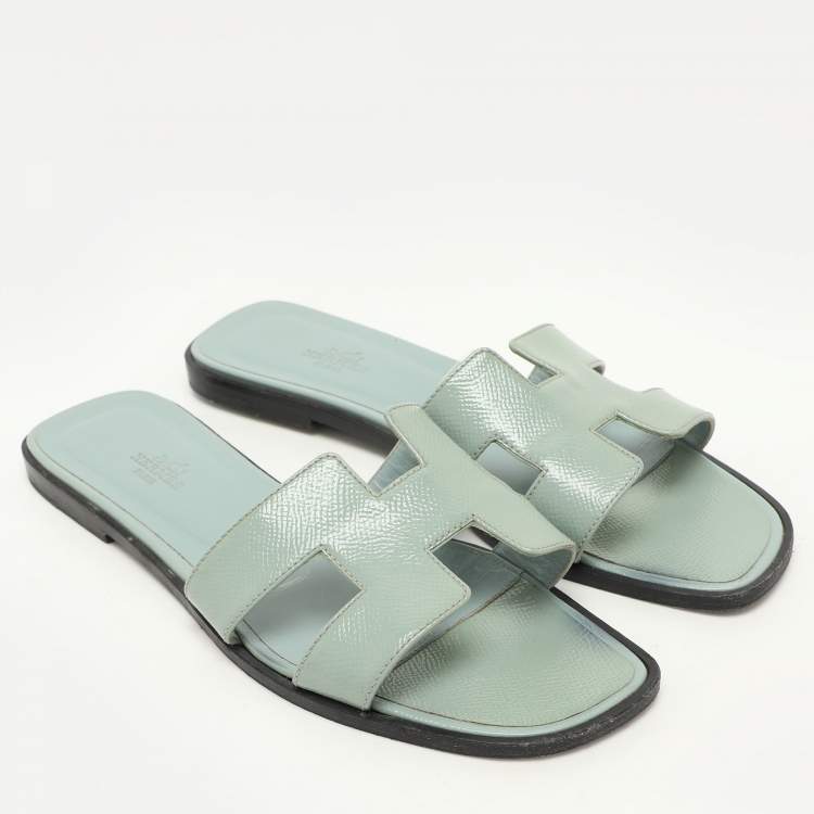 Pre Owned Hermes Grey Patent Leather Oran Flat Slides Size 39