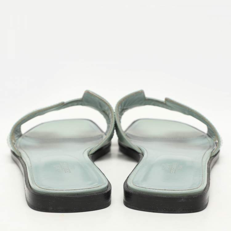 Pre Owned Hermes Grey Patent Leather Oran Flat Slides Size 39