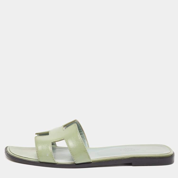 Pre Owned Hermes Green Patent Leather Oran Flat Slides Size 38.5