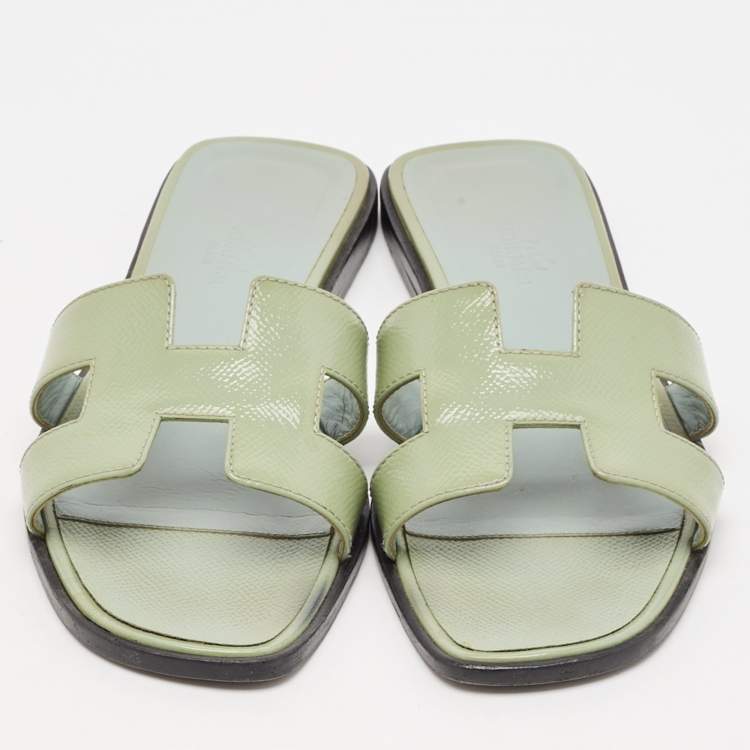 Pre Owned Hermes Green Patent Leather Oran Flat Slides Size 38.5