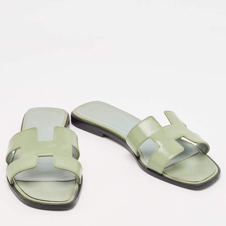 Pre Owned Hermes Green Patent Leather Oran Flat Slides Size 38.5