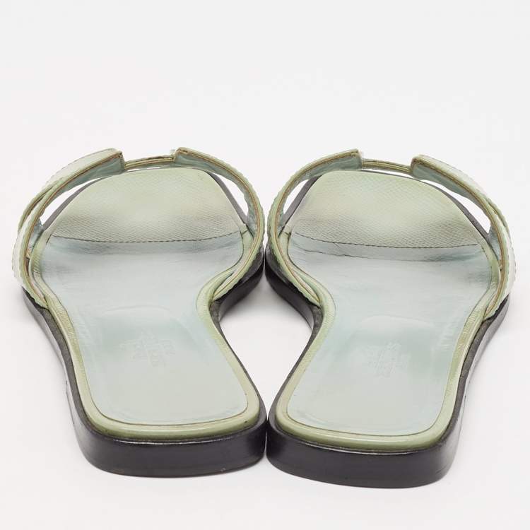 Pre Owned Hermes Green Patent Leather Oran Flat Slides Size 38.5