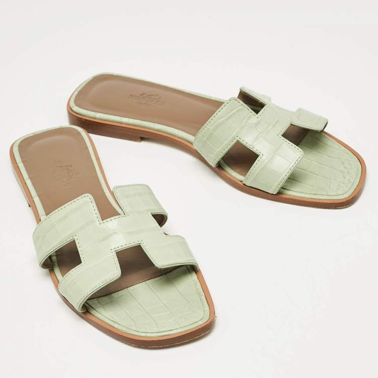 مملوكة مسبقًا Hermes Green Crocodile Leather Oran Flat Slides Size 37