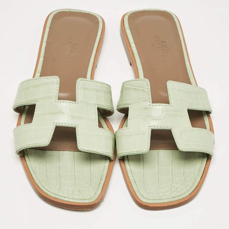مملوكة مسبقًا Hermes Green Crocodile Leather Oran Flat Slides Size 37