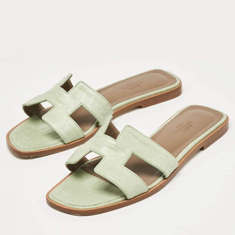 مملوكة مسبقًا Hermes Green Crocodile Leather Oran Flat Slides Size 37