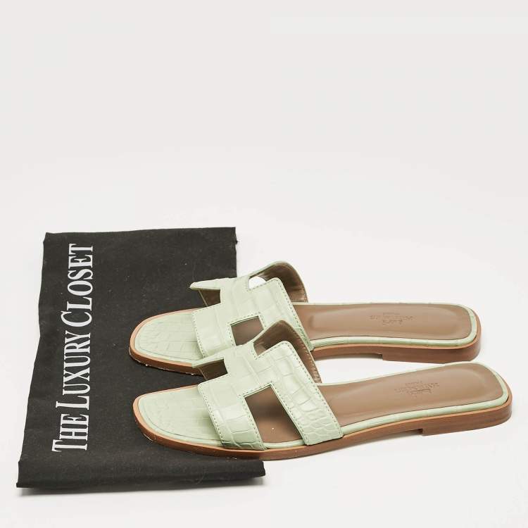 مملوكة مسبقًا Hermes Green Crocodile Leather Oran Flat Slides Size 37