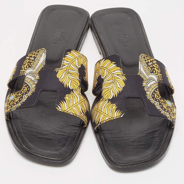 Pre Owned Hermes Black/Yellow Printed Satin Oran Flat Slides Size 40