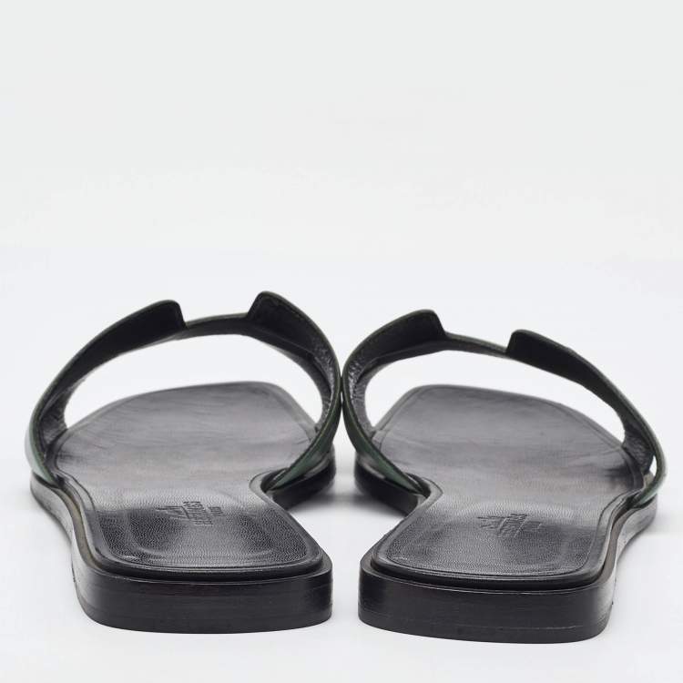 Pre Owned Hermes Black/Pastel Green Leather Oran Flat Slide Sandals Size 40