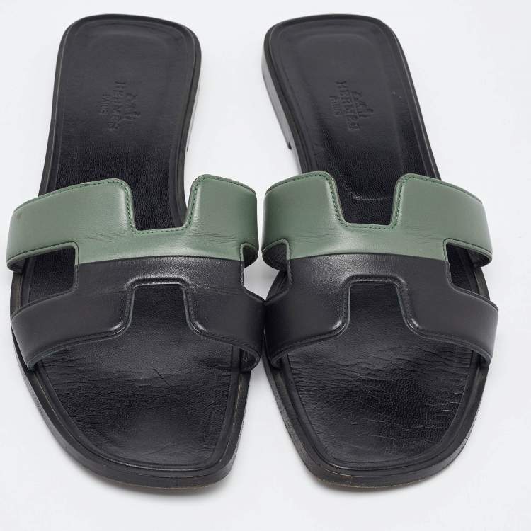 Pre Owned Hermes Black/Pastel Green Leather Oran Flat Slide Sandals Size 40
