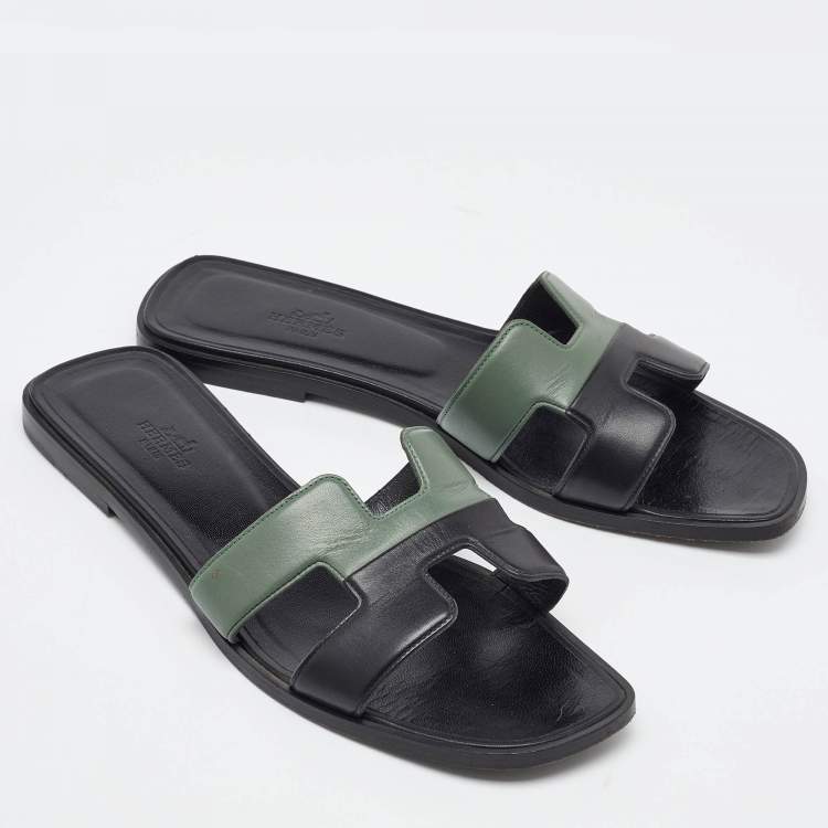 Pre Owned Hermes Black/Pastel Green Leather Oran Flat Slide Sandals Size 40