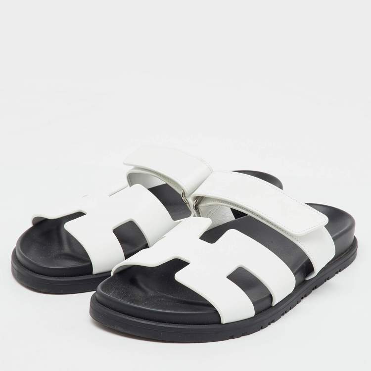 مملوكة مسبقًا Hermes White Leather Chypre Flat Sandals Size 39