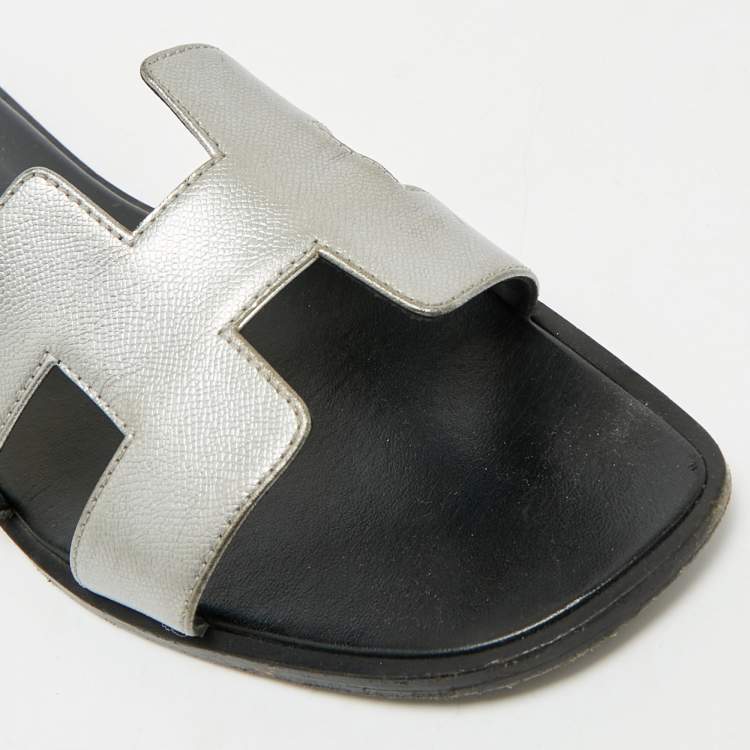 Pre Owned Hermes Silver Leather Oran Flat Slides Size 39