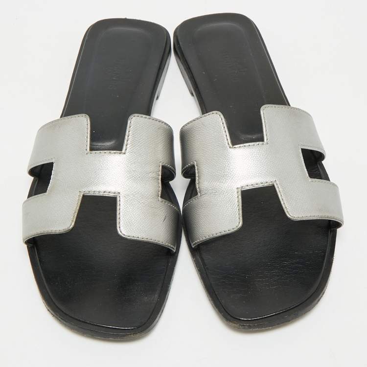 Pre Owned Hermes Silver Leather Oran Flat Slides Size 39
