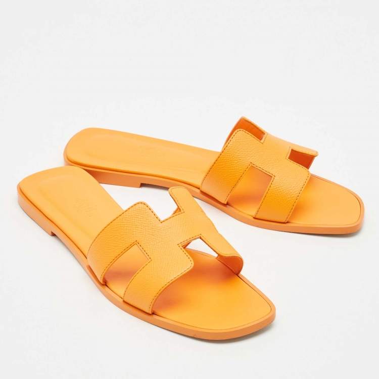 مملوكة مسبقًا Hermes Orange Leather Oran Flat Slides Size 38