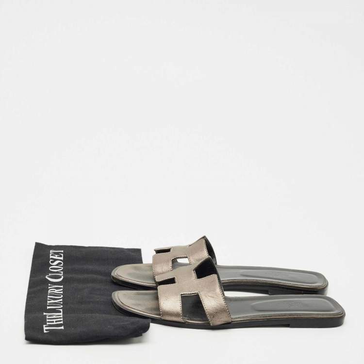 مملوكة مسبقًا Hermes Metallic Leather Oran Flat Sandals Size 42
