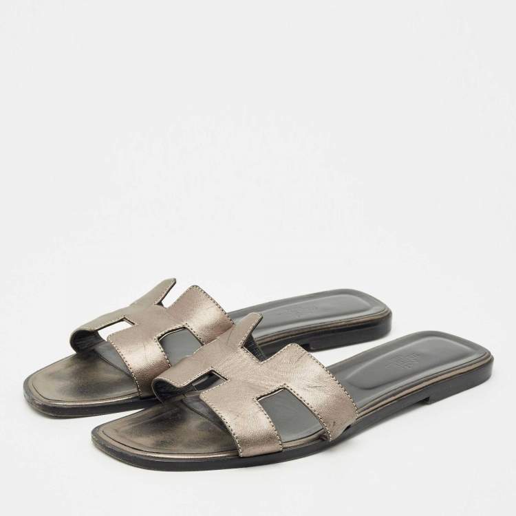 مملوكة مسبقًا Hermes Metallic Leather Oran Flat Sandals Size 42