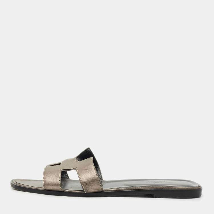 مملوكة مسبقًا Hermes Metallic Leather Oran Flat Sandals Size 42