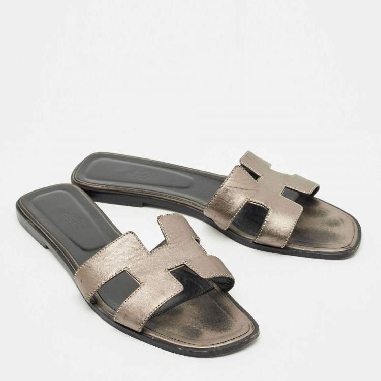 مملوكة مسبقًا Hermes Metallic Leather Oran Flat Sandals Size 42